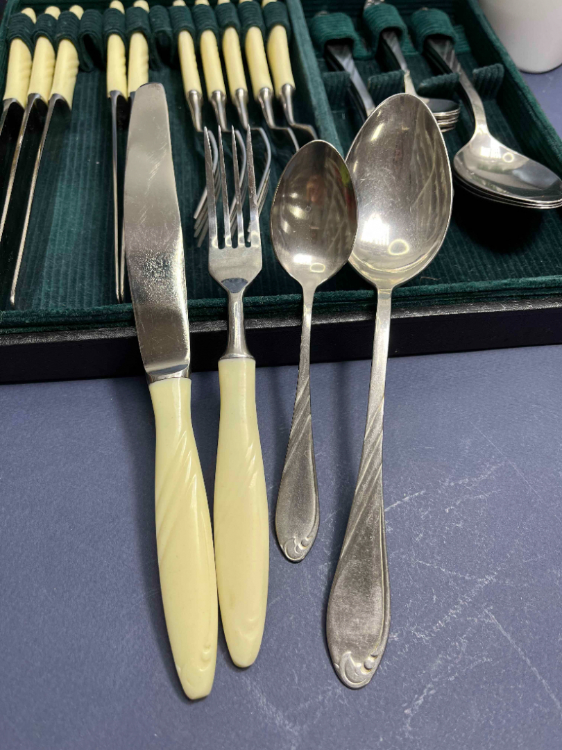 Набор столовых приборов из нерж. стали в кофре. Вилки и ножи с карболит ручками. Цена за 24пр. Картинка 3